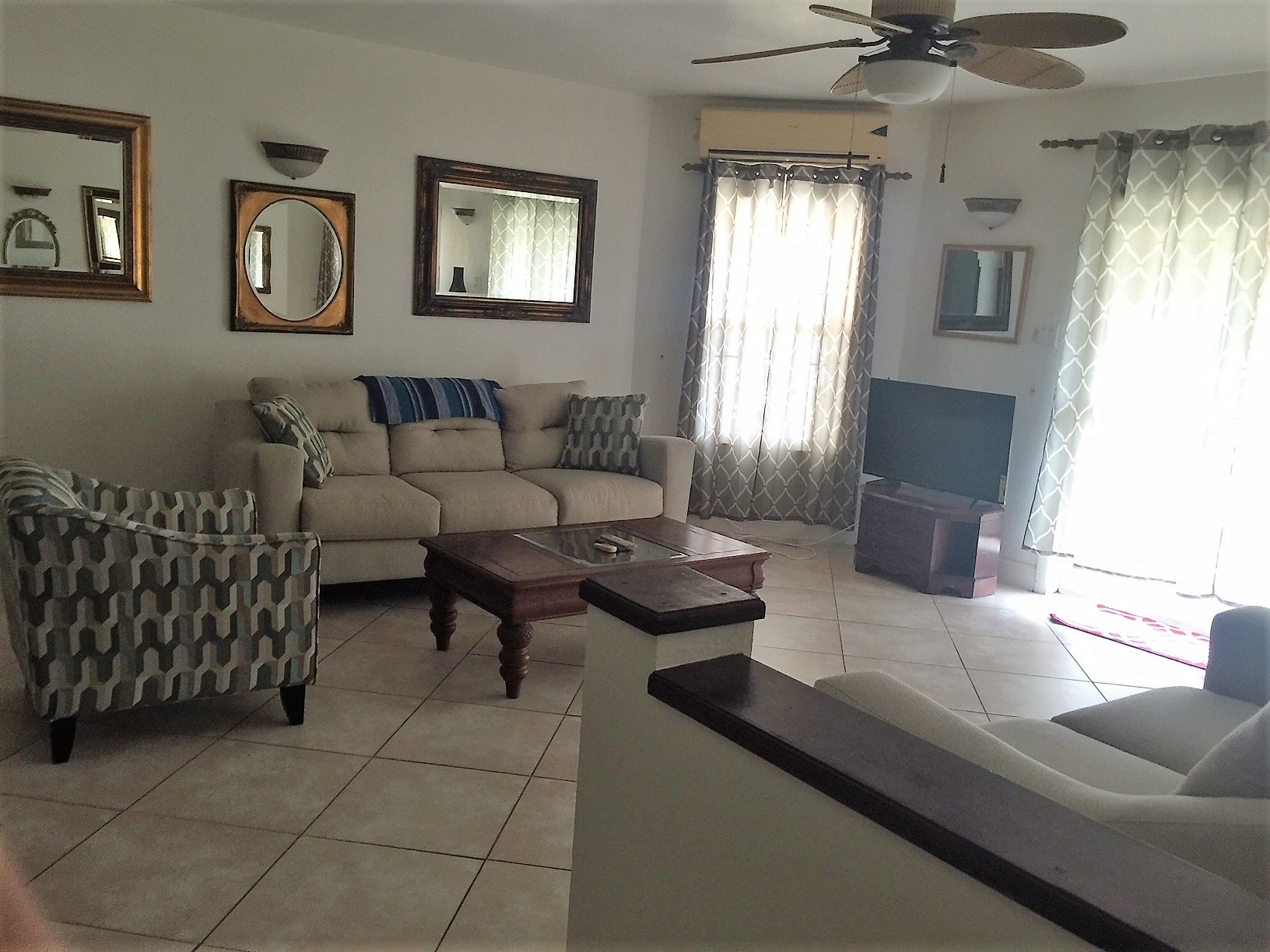 Living room in the Oasis in the Tropics  2 Bed  and 2 and a Half Bath Apartment Student Rentals