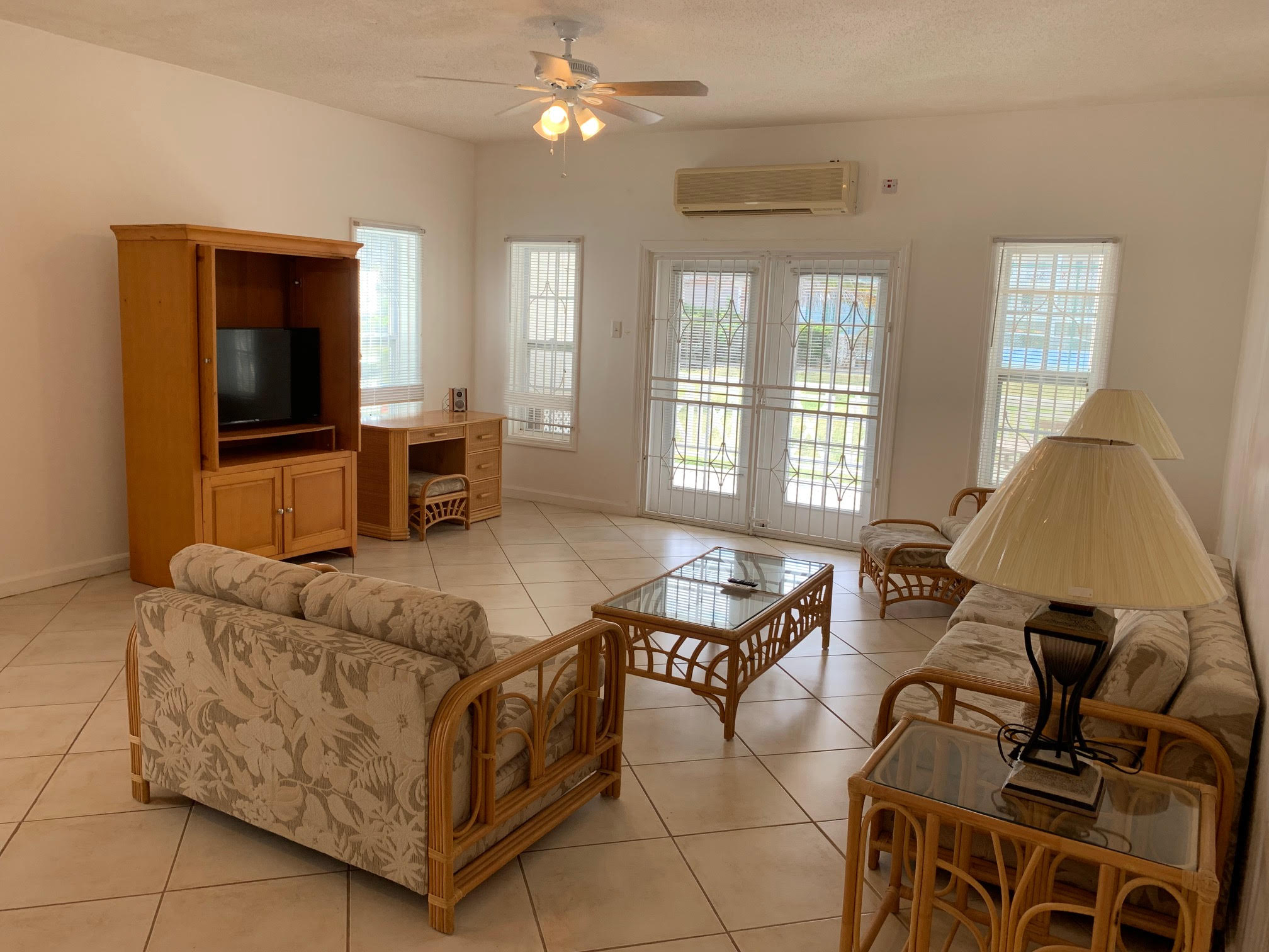 Living room in the Spacious 2 Bed 1 Bath Condo For Rent at St. Christopher Club