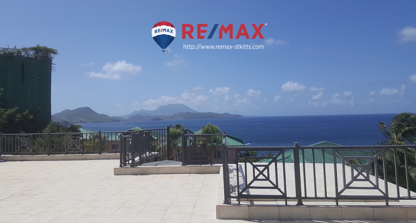 Manor by the Sea -3 bedrooms- 2 bedroom 2 bathroom with additional one bedroom fully equipped lock-off apartment. 
